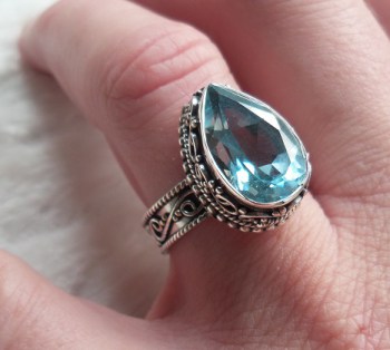 Zilveren ring druppelvorm blauw Topaas bewerkte setting 17 mm